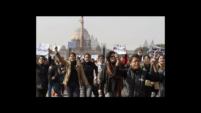 India, marcia contro stupro studentessa: polizia spara lacrimogeni