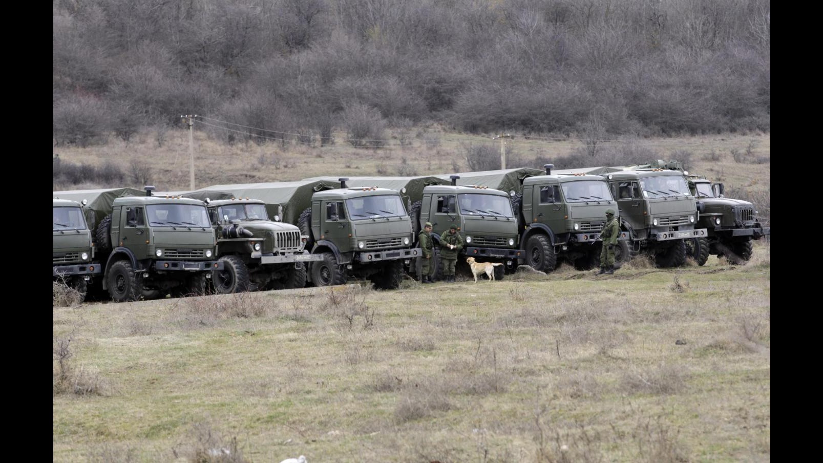 Ucraina, centinaia uomini armati circondano base esercito in Crimea