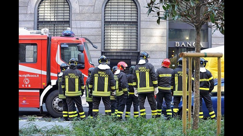 Milano, uomo 46 anni si dà fuoco in via Poma: è grave