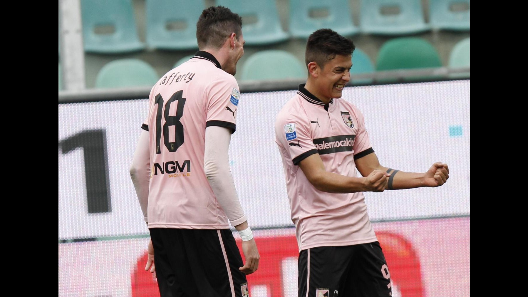 Serie B: Palermo-Bari 2-1, rosaneri primi da soli. Siena blocca Empoli, Lanciano ok