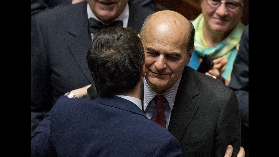Pse, Bersani accolto da standing ovation. Attesa per discorso Renzi