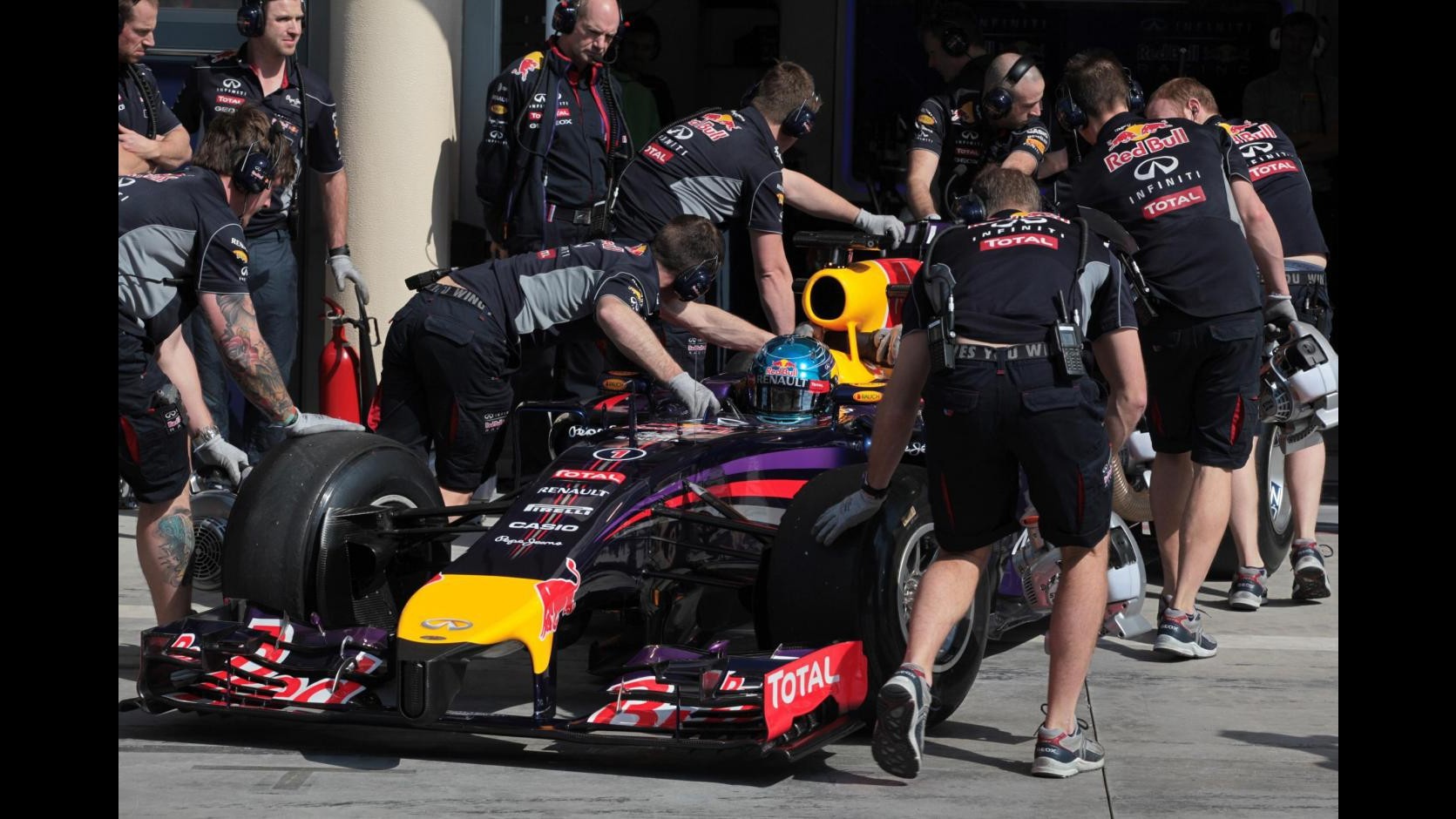 F1, test Bahrain: ancora guai per la Red Bull di Vettel. Guida Massa, Raikkonen 3° su Ferrari