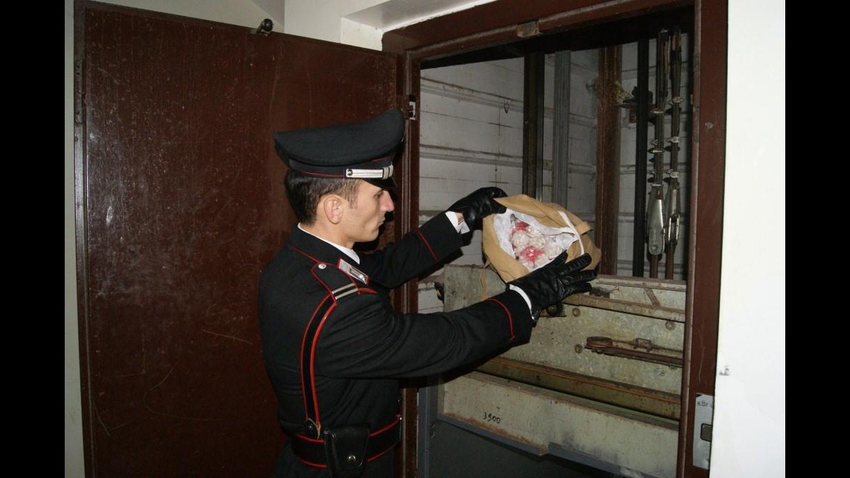 Napoli, trovate 2.326 dosi di eroina in vano dell’ascendore a Scampia