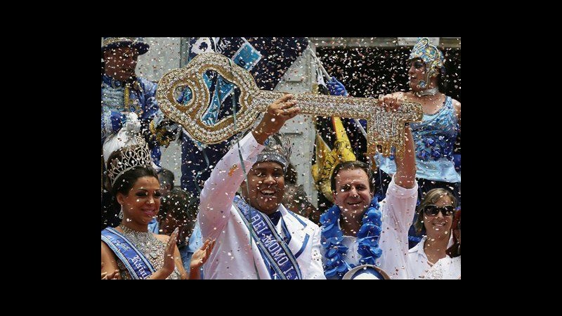 Brasile, inizia carnevale di Rio: sindaco dà chiave città a Rei Momo