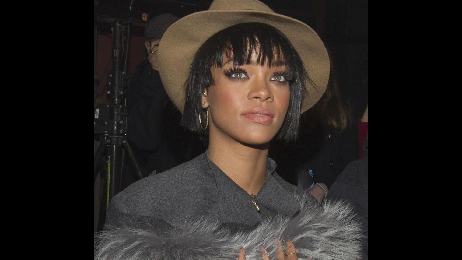 Rihanna star delle sfilate a Parigi: da Lavin con cappello e pelliccia