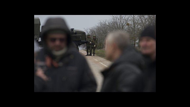 Ucraina, governo: Aeroporti Crimea sotto controllo di nostre forze