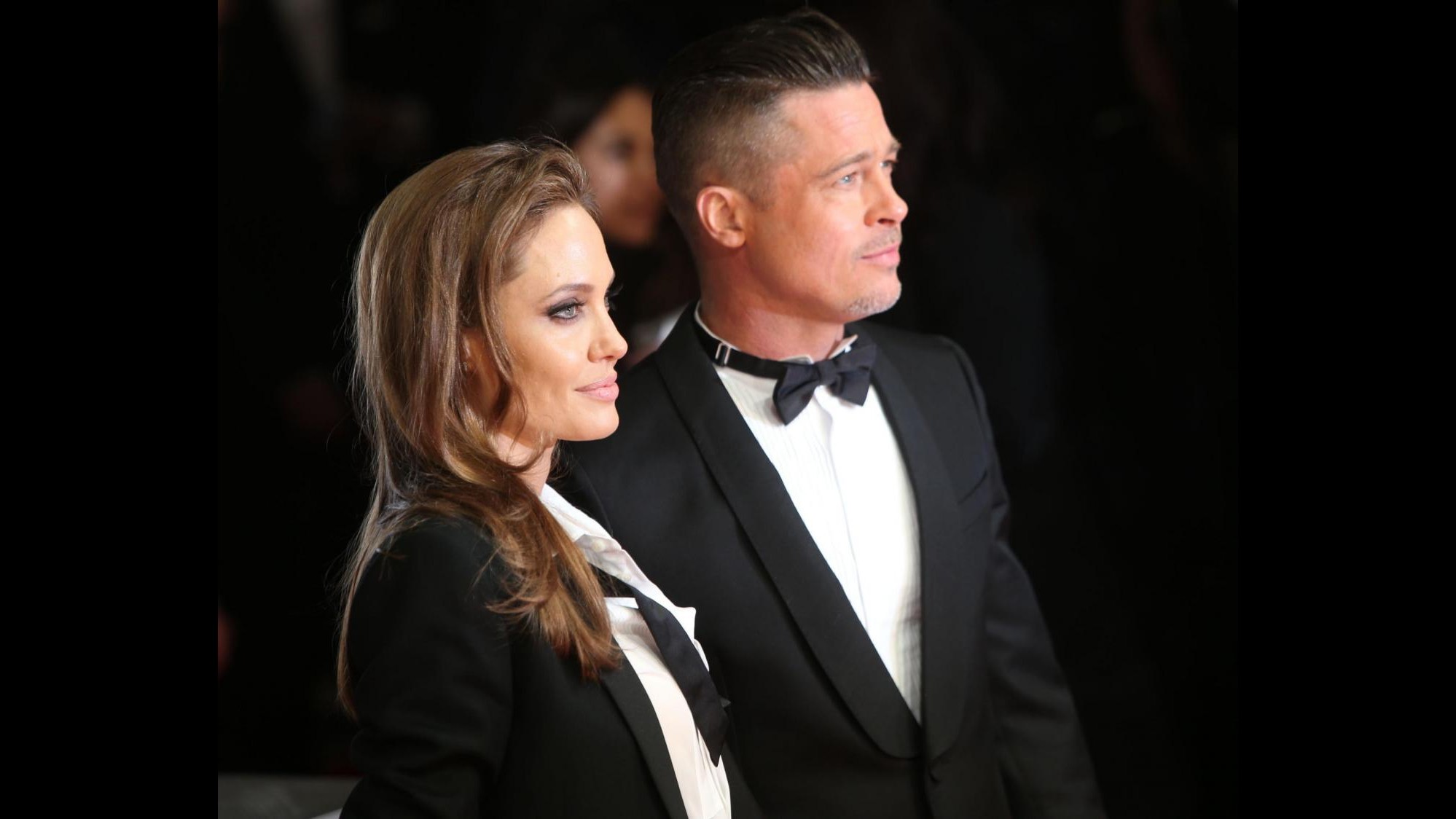 Oscar, Angelina Jolie fa le prove con le scarpe che indosserà sul palco