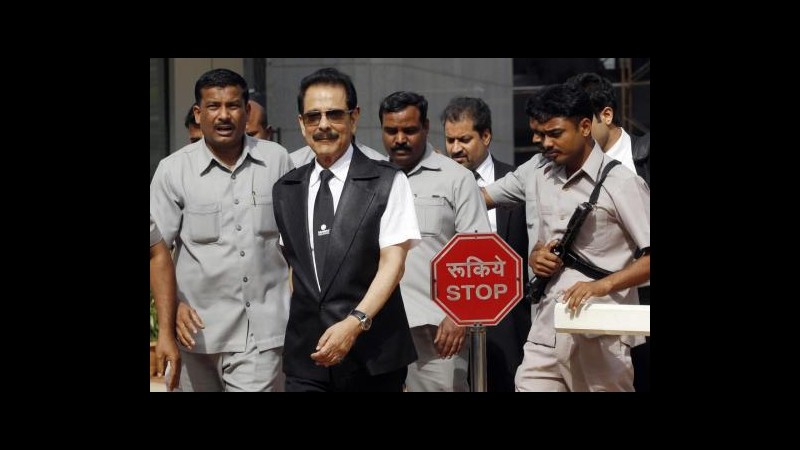India, imprenditore Subrata Roy si consegna a polizia dopo mandato Corte suprema