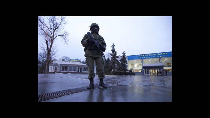 Ucraina, governo: Aeroporti Crimea sotto controllo di nostre forze