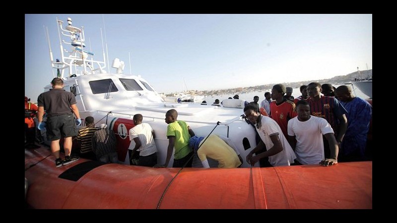 Sbarchi, soccorsi 100 migranti a Lampedusa, tra loro 46 minori e 1 neonato