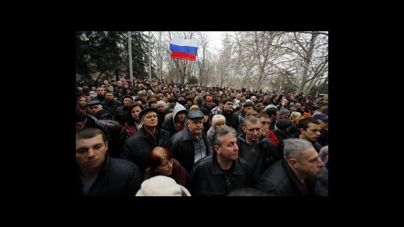 Ucraina, scontri in Crimea fra cortei pro e contro Russia