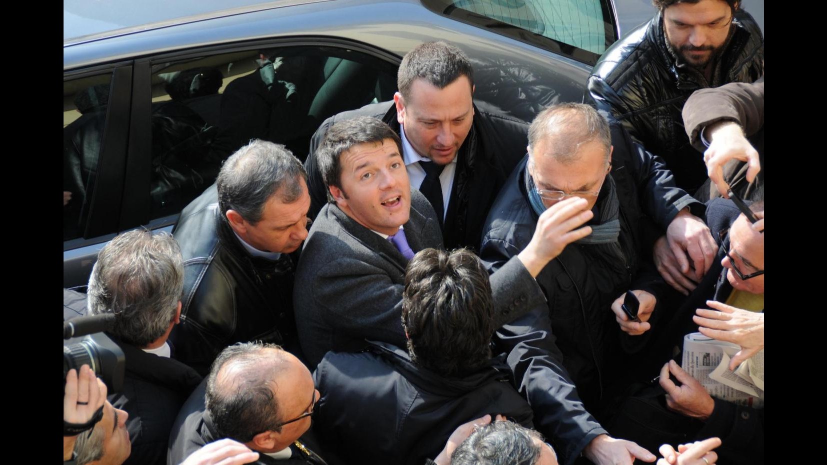 Renzi contestato a Treviso. Ai sindaci: Andrò da Merkel con jobs act pronto