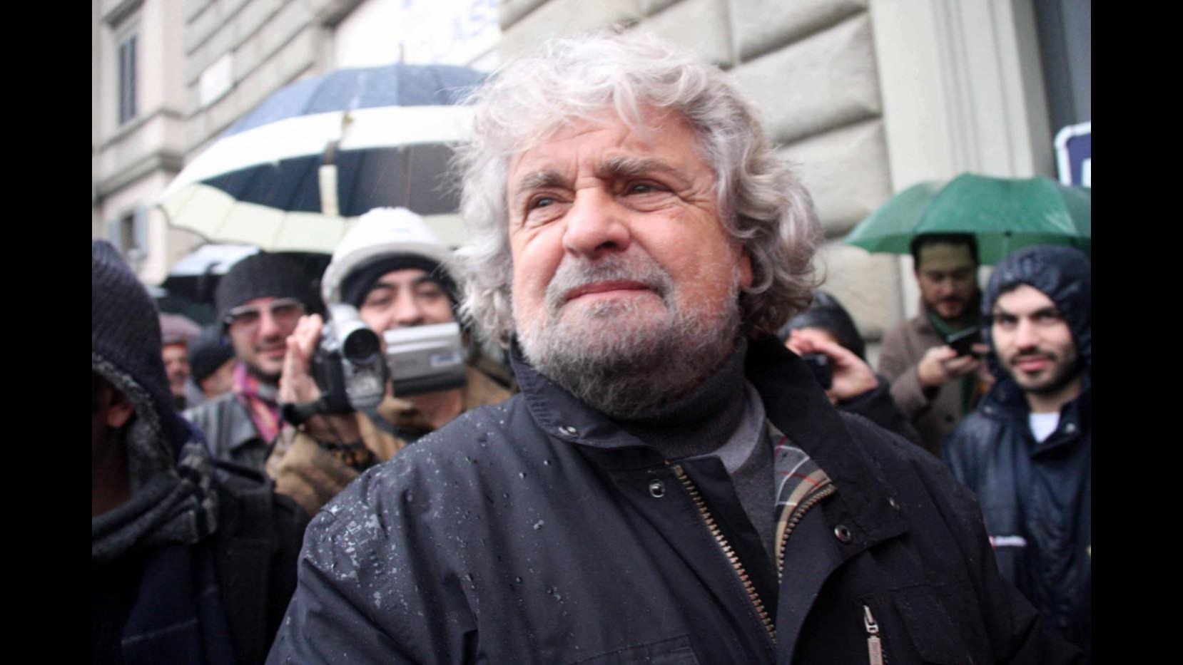 Grillo: Primarie parlamentari del Pd? In realtà sono solo ‘Buffonarie’