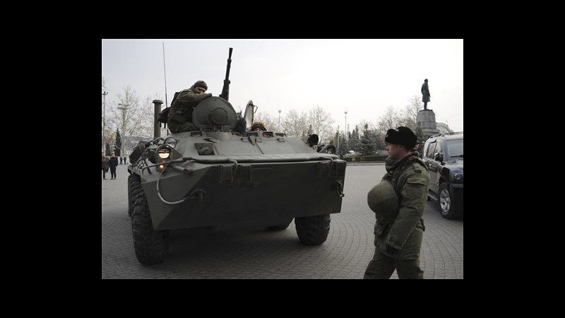 Ucraina, un blindato russo in strada a Sebastopoli