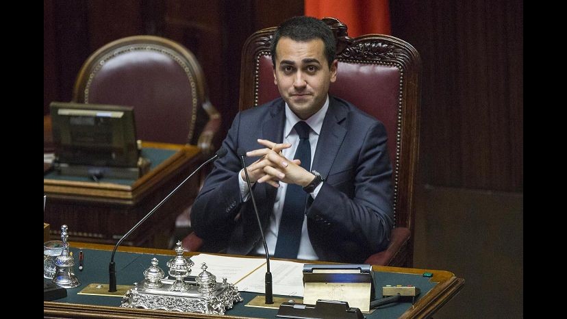 Governo, Di Maio (M5S) pubblica su Facebook scambio pizzini con Renzi