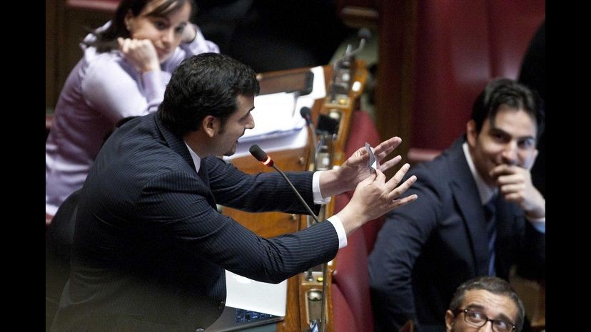 Governo, Sibilia (M5S): Renzi e Padoan, siete ‘figli di troika’