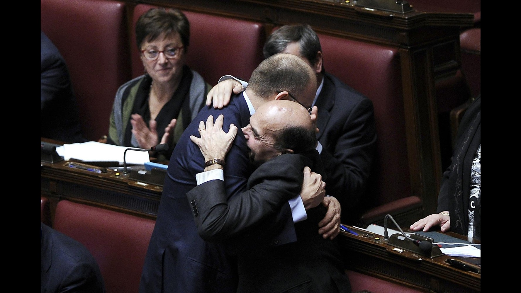 Bersani torna alla Camera tra gli applausi per votare la fiducia. Renzi: Gesto non scontato