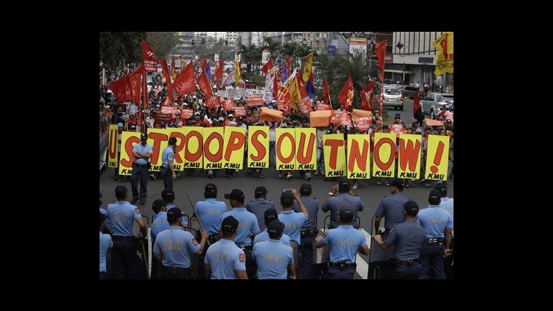 Filippine, proteste a Manila contro visita Obama: scontri