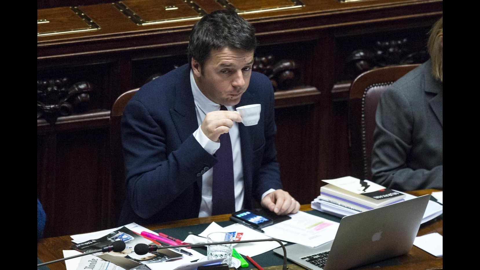 Renzi incassa fiducia al Senato con 169 ‘sì’. Alle 7 twitta: Ora alla Camera, poi si lavora