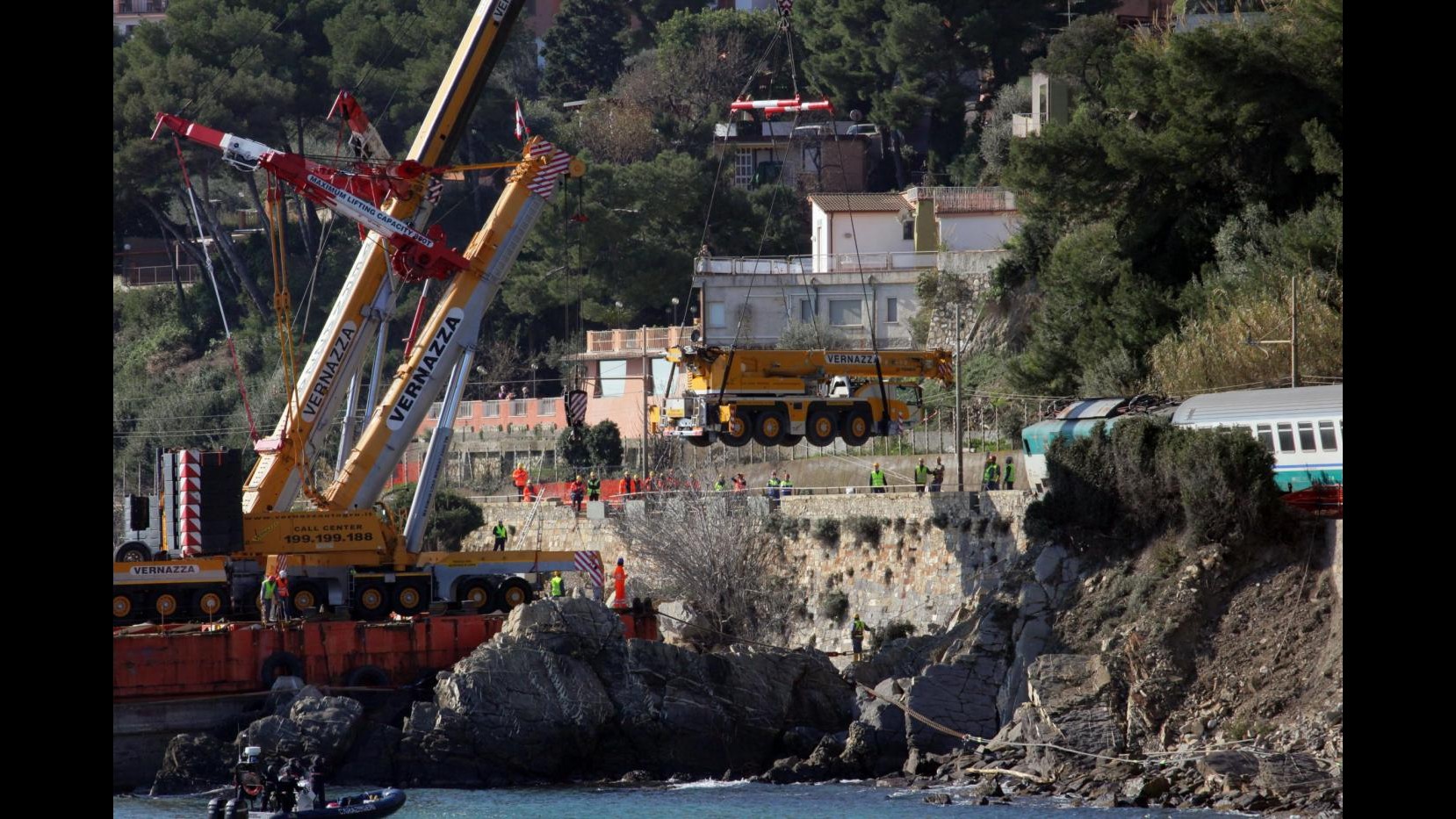 Al via operazioni per rimuovere motrice e vagone del treno deragliato ad Andora