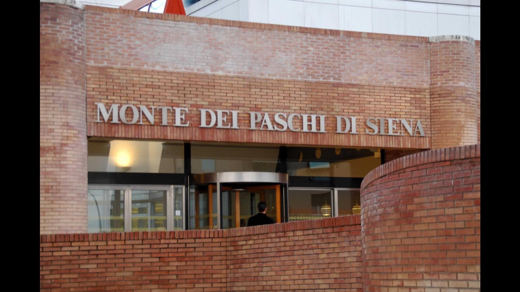 Mps, in corso decine di perquisizioni in tutta Italia: 11 indagati per truffa alla banca