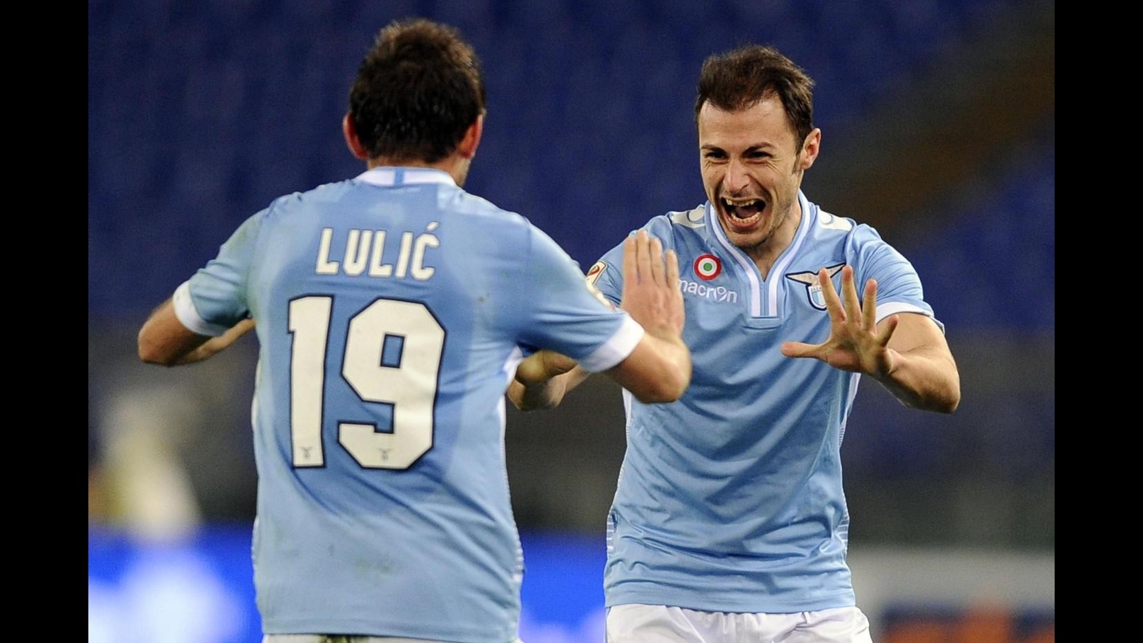 Serie A, tifosi contestano Lotito ma Lazio risponde: 3-2 al Sassuolo, doppietta di Radu