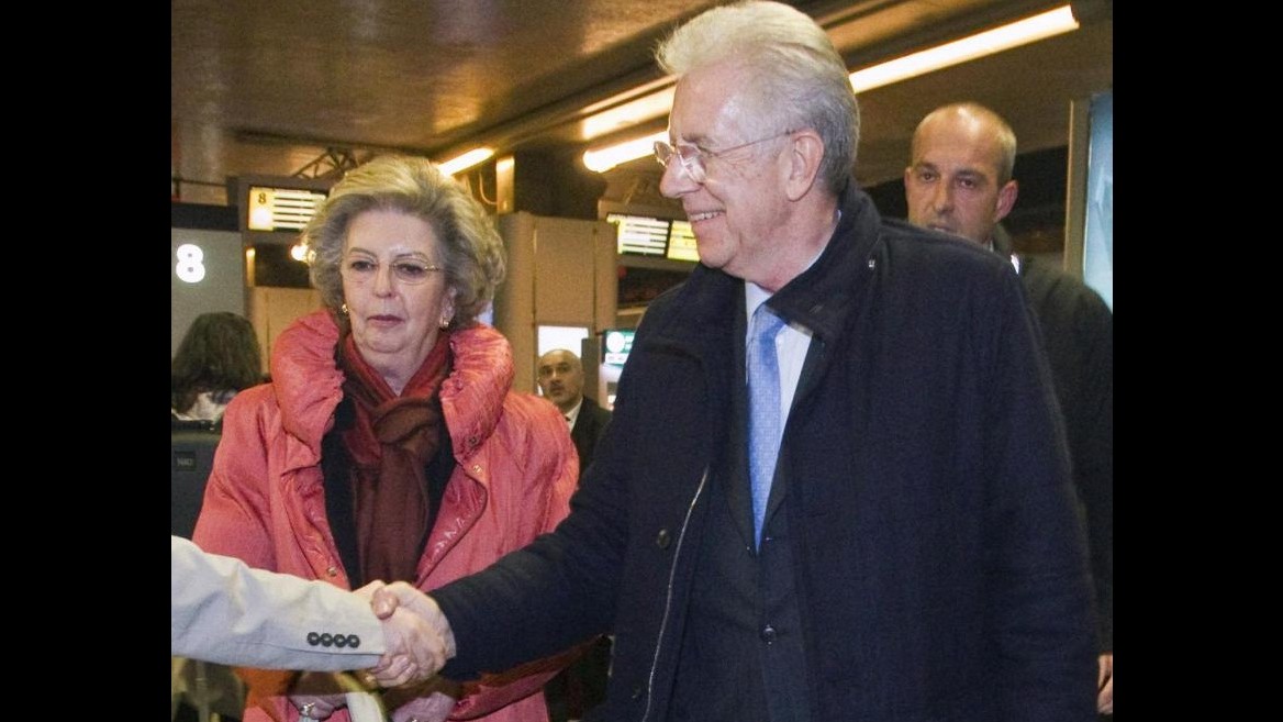 Monti sfugge ai cronisti: Io candidato? Buon natale e tanti auguri