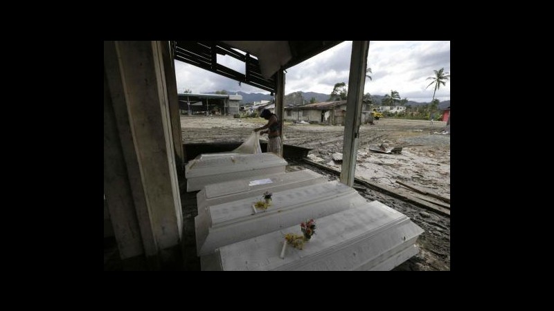 Filippine, bilancio vittime di tifone Bopha supera mille morti