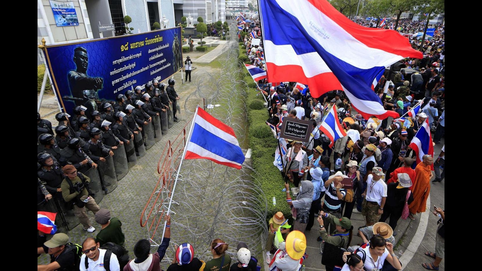 Thailandia, attaccata protesta antigovernativa: una bimba morta,feriti