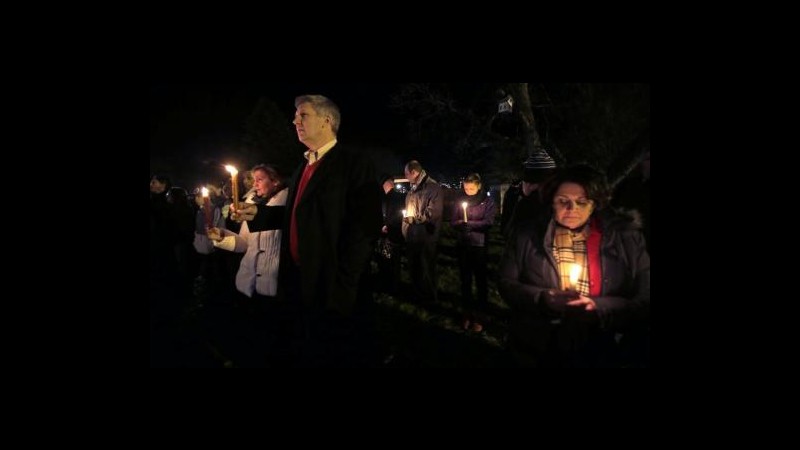 Strage Newtown, nella notte veglia a lume di candela per vittime