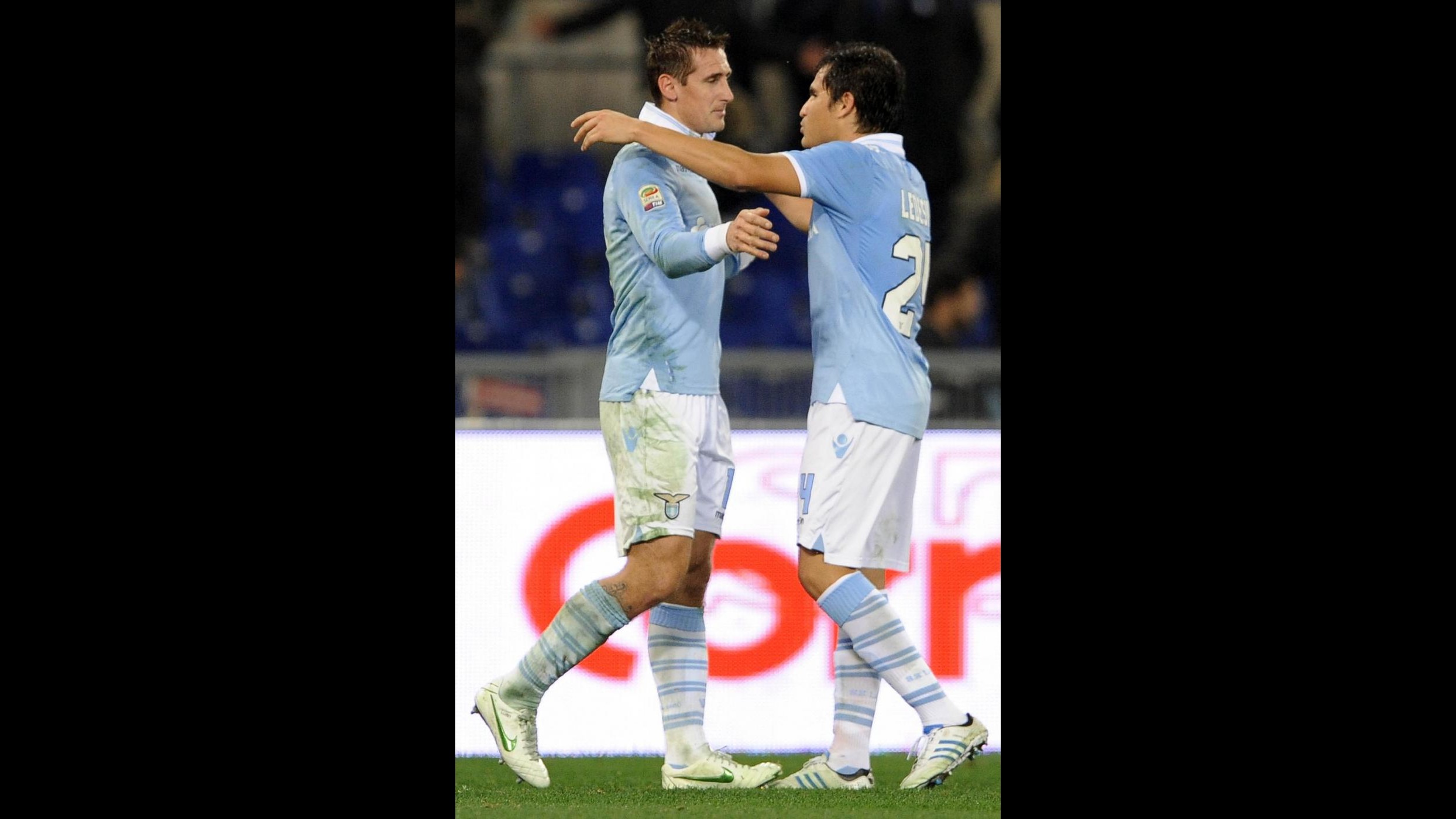 La Lazio fa festa con Klose, Inter sfortunata e la Juve può fuggire
