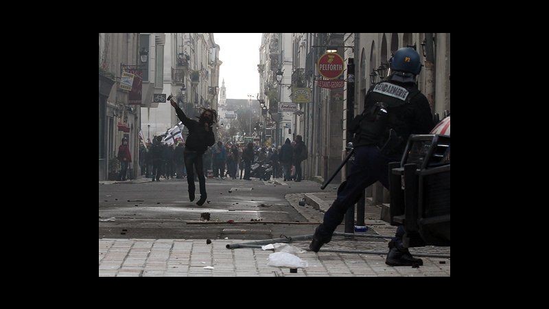Francia, proteste contro nuovo aeroporto a Nantes: feriti 8 agenti
