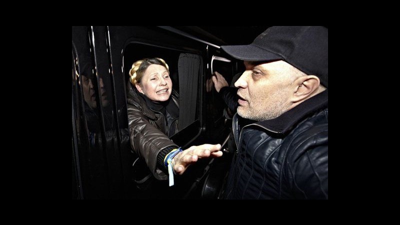 Ucraina, Parlamento rimuove Yanukovych. Tymoshenko libera, è arrivata al Maidan