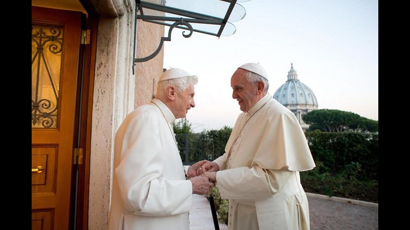 Vaticano,papa Francesco abbraccia Benedetto XVI:primo Concistoro insieme