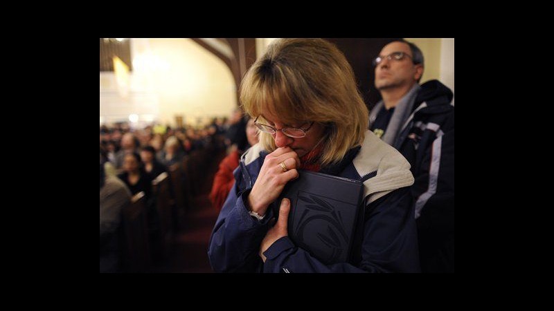 Strage Newtown, nella notte centinaia a vigilia per vittime