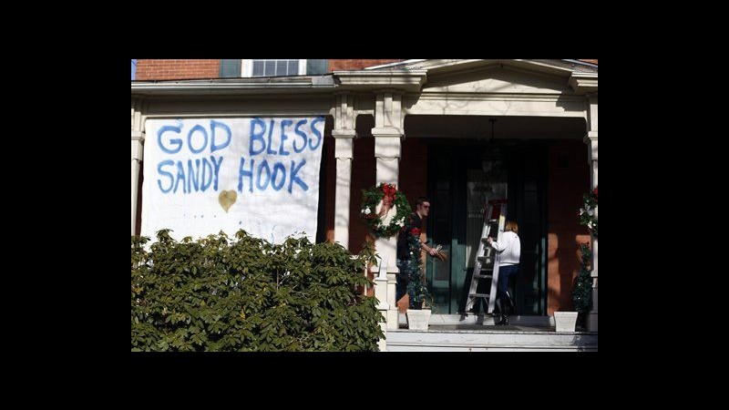 Strage in scuola nel Connecticut: oggi Obama in visita