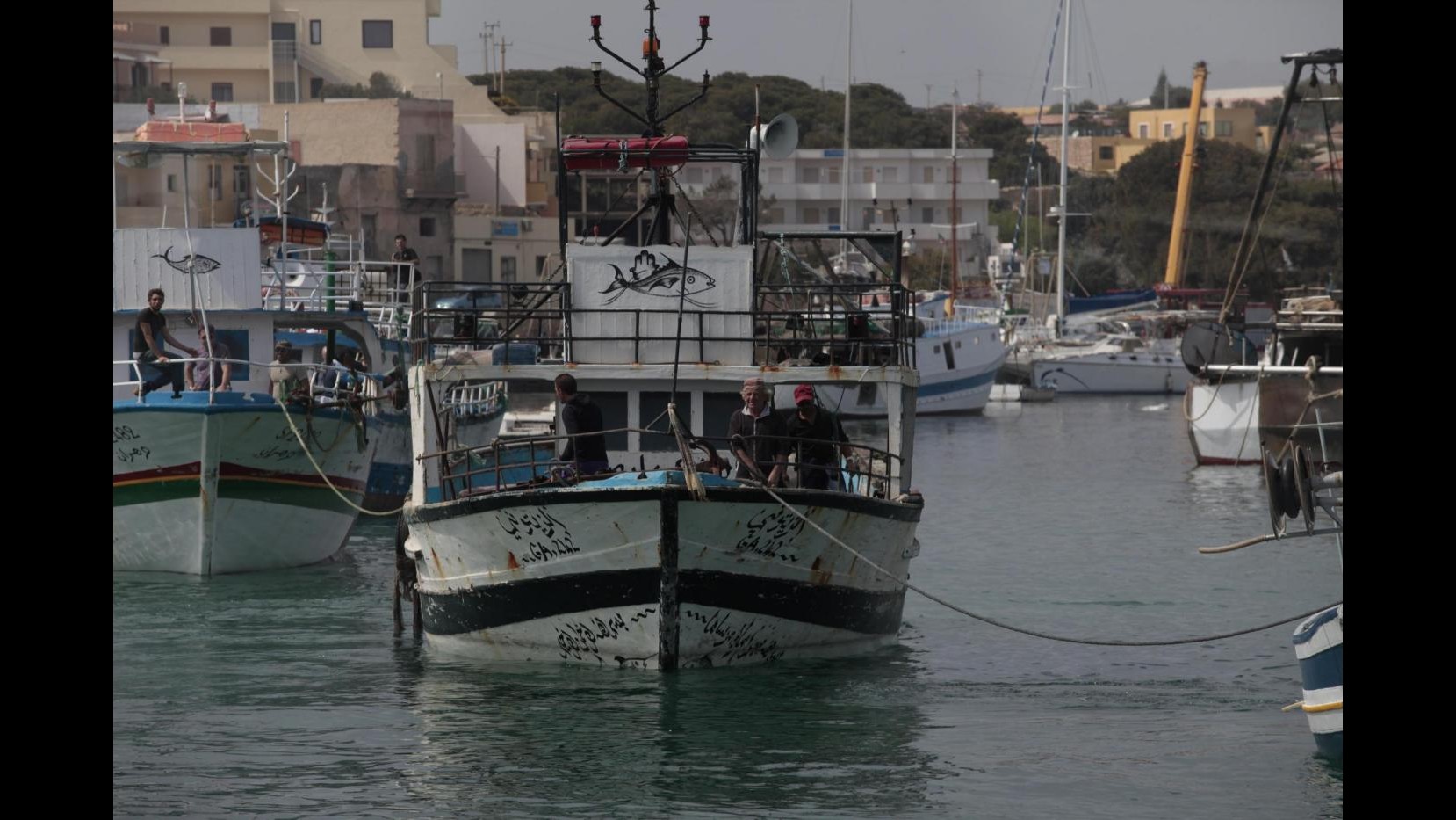 Sbarchi, soccorso barcone con 250 persone a bordo a Lampedusa