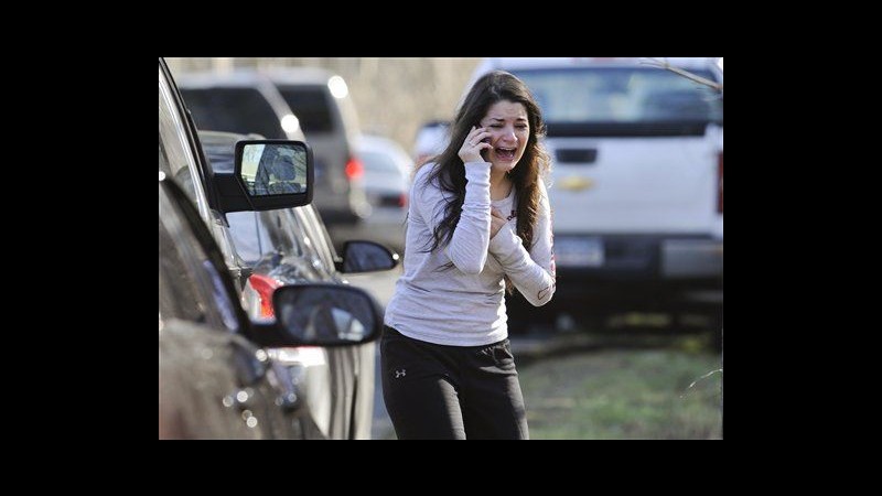 Sparatoria in scuola Connecticut: 27 morti, 20 sono bambini