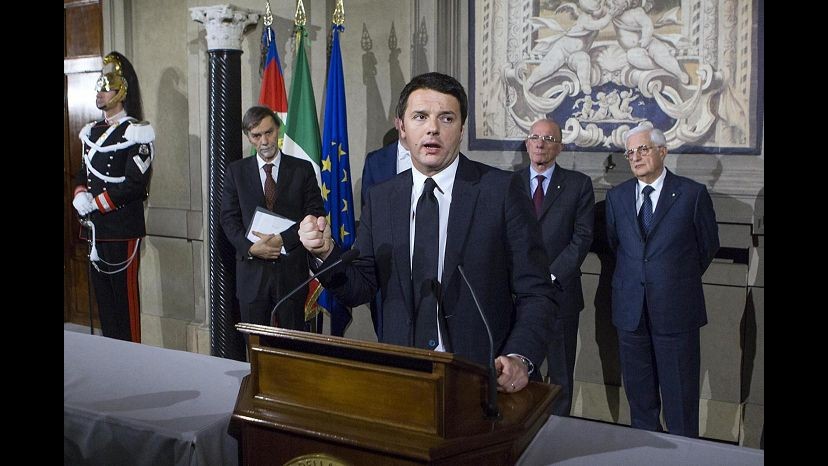 Governo, Renzi ha giurato: Ce la faremo. In corso il Cdm. Primo esecutivo con parità uomo-donna