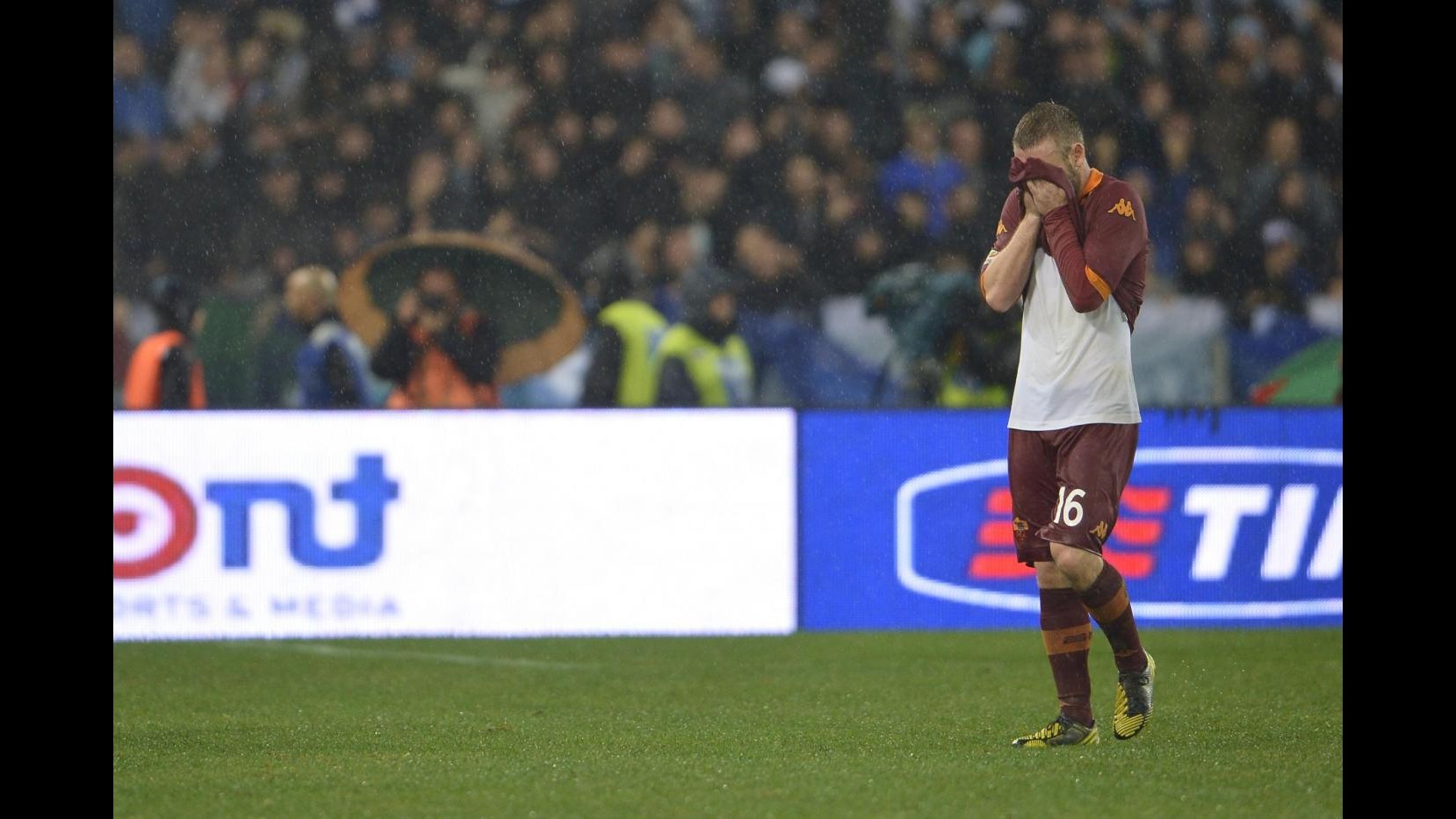 Roma, De Rossi si blocca in allenamento a rischio presenza contro Chievo