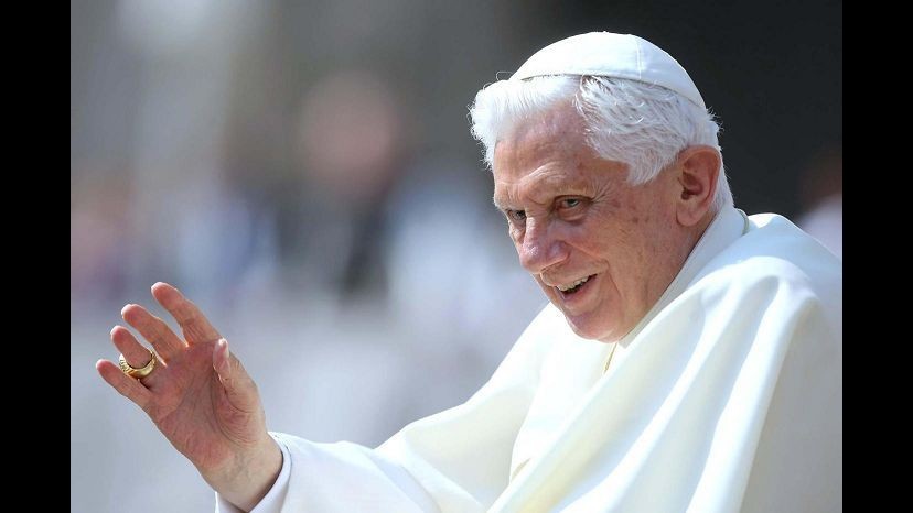 Benedetto XVI: Matrimoni gay e aborto feriscono la pace