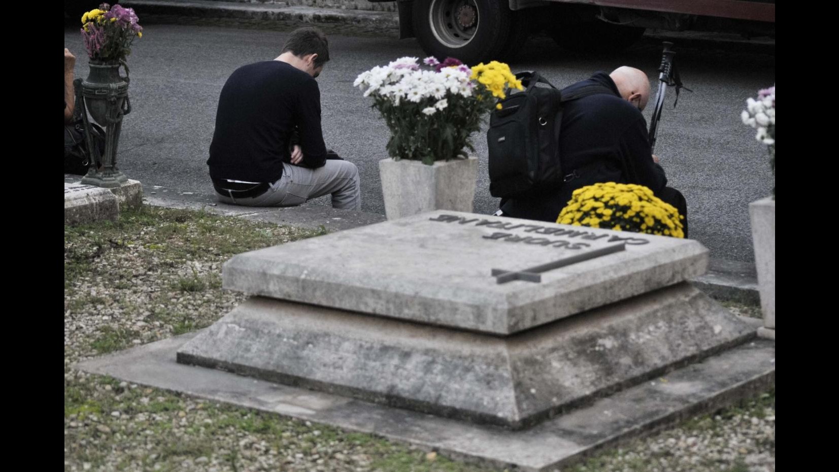 Torino, scatola di ossa davanti al cimitero: spunta la pista satanica