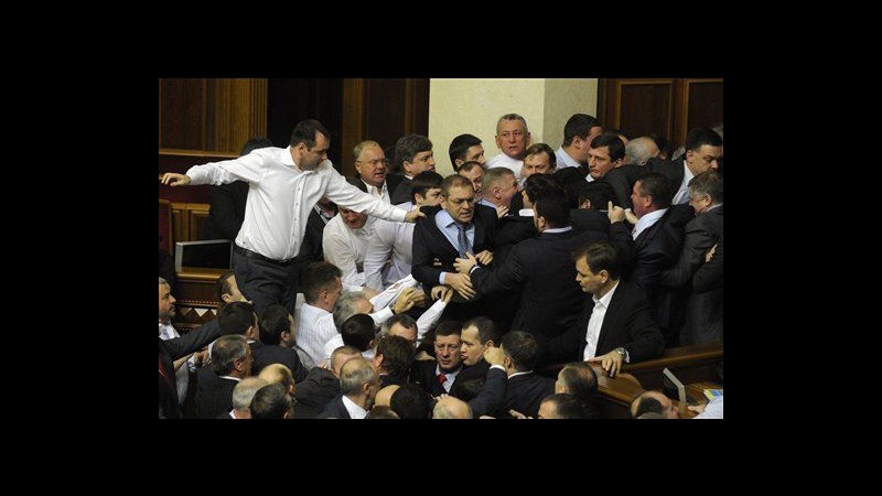 Ucraina, presidente Parlamento eletto dopo maxi rissa tra deputati