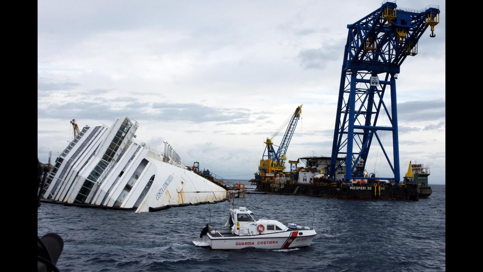 Costa Concordia, il giorno del ricordo fra lacrime e abbracci