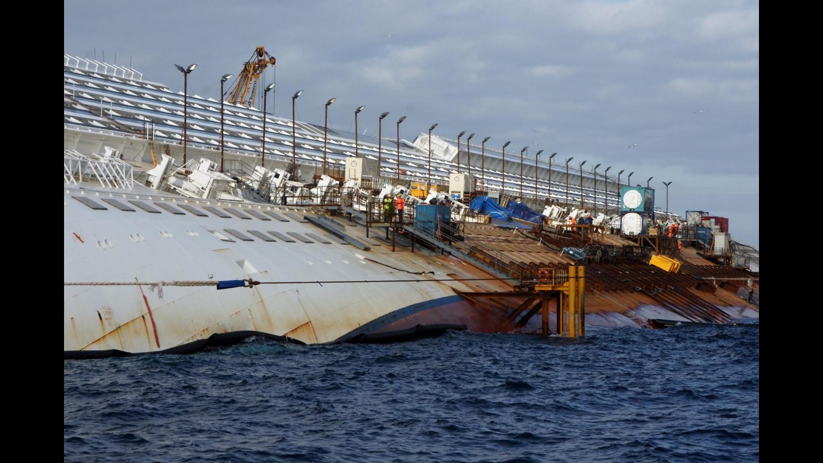 Costa Concordia, al via operazioni di ricollocazione dello scoglio