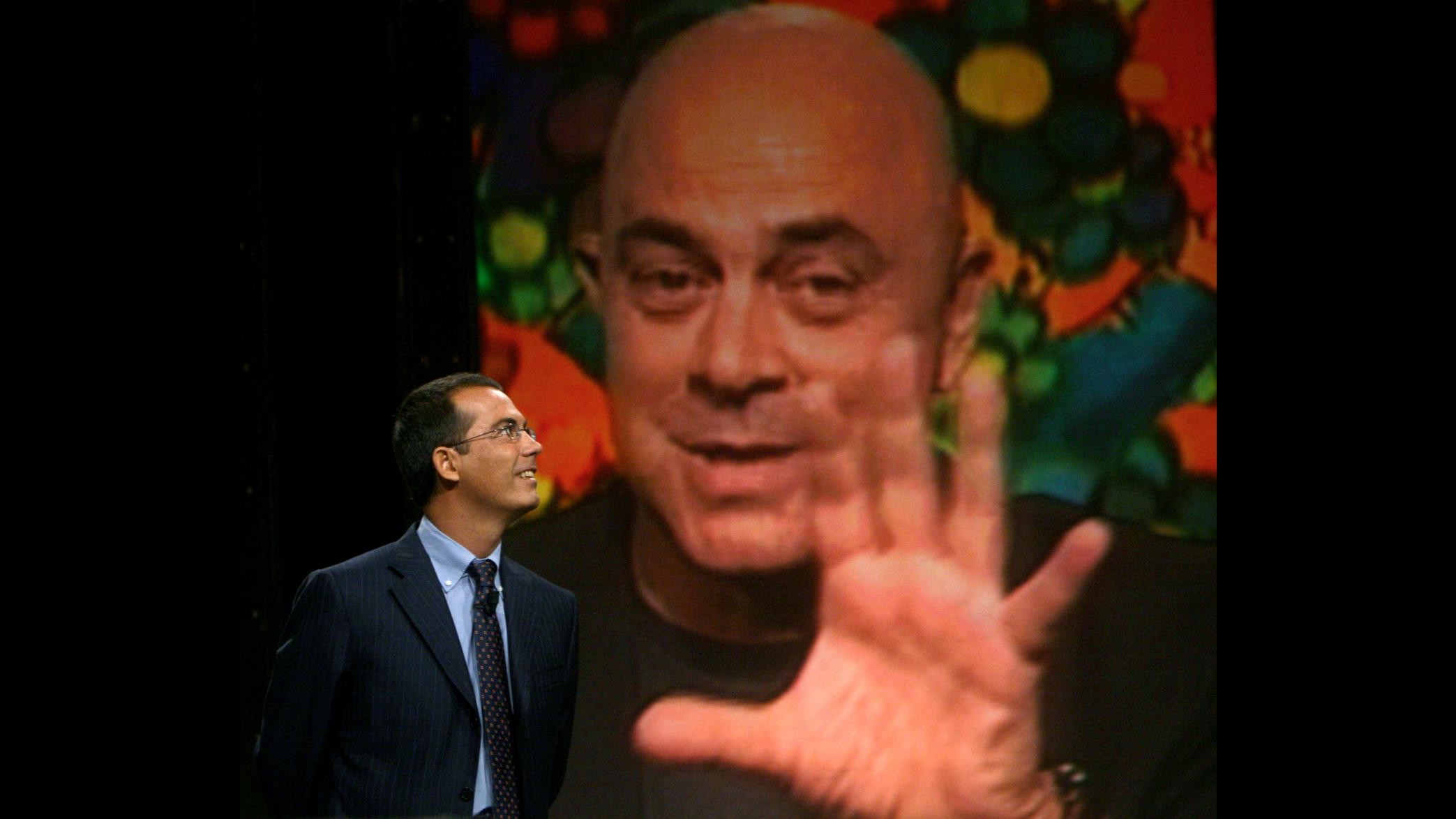Crozza a Ballarò: Moretti non arriva a fine secolo e Hollande come Bersani