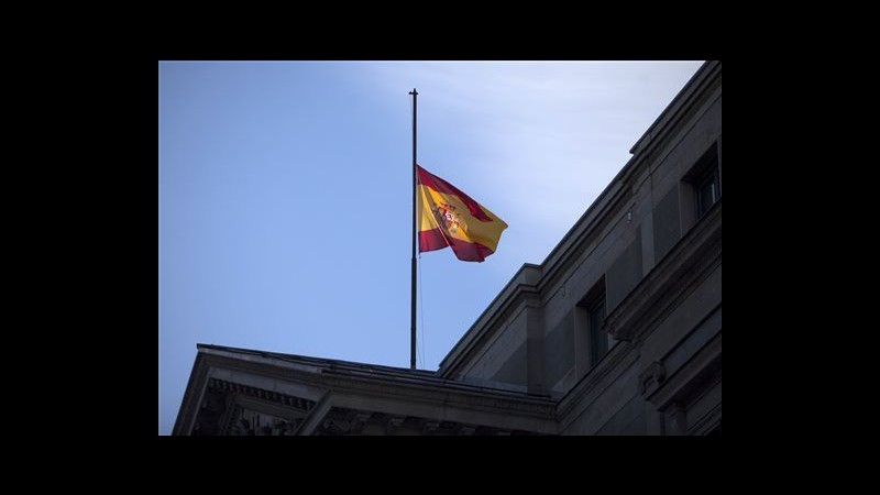Spagna, Rajoy rende omaggio a Suarez, camera ardente in Parlamento