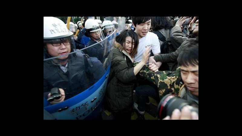 Taiwan, sgomberati uffici governo occupati da dimostranti: 58 arresti