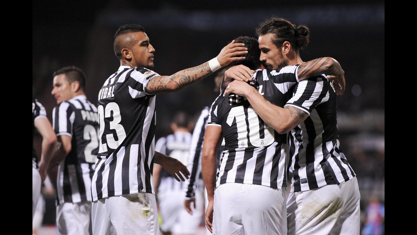 Serie A, alla Juve basta un lampo di Tevez: espugnato anche il Massimino, Roma torna a -14