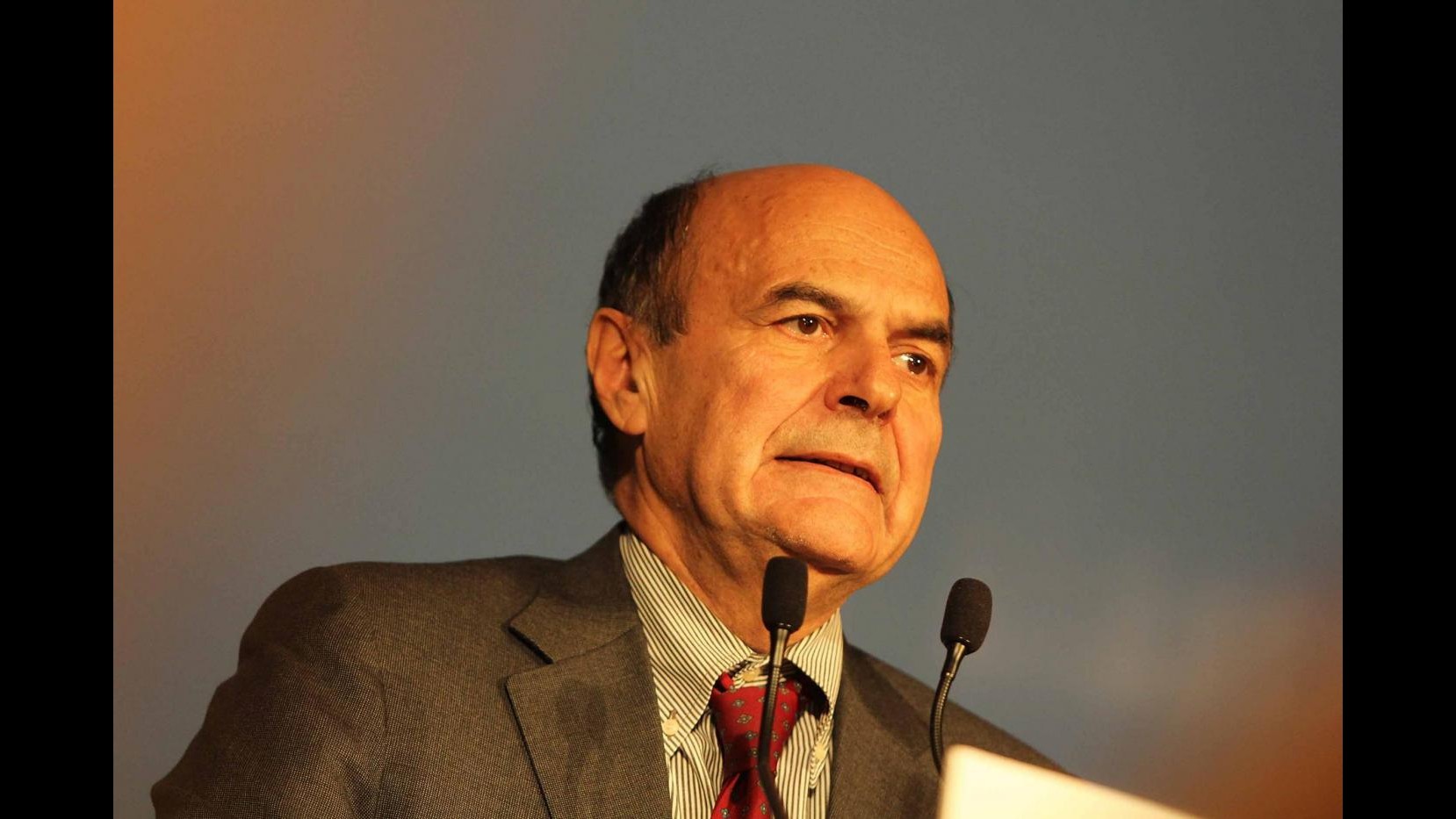 Bersani: Monti dica contro chi combatte
